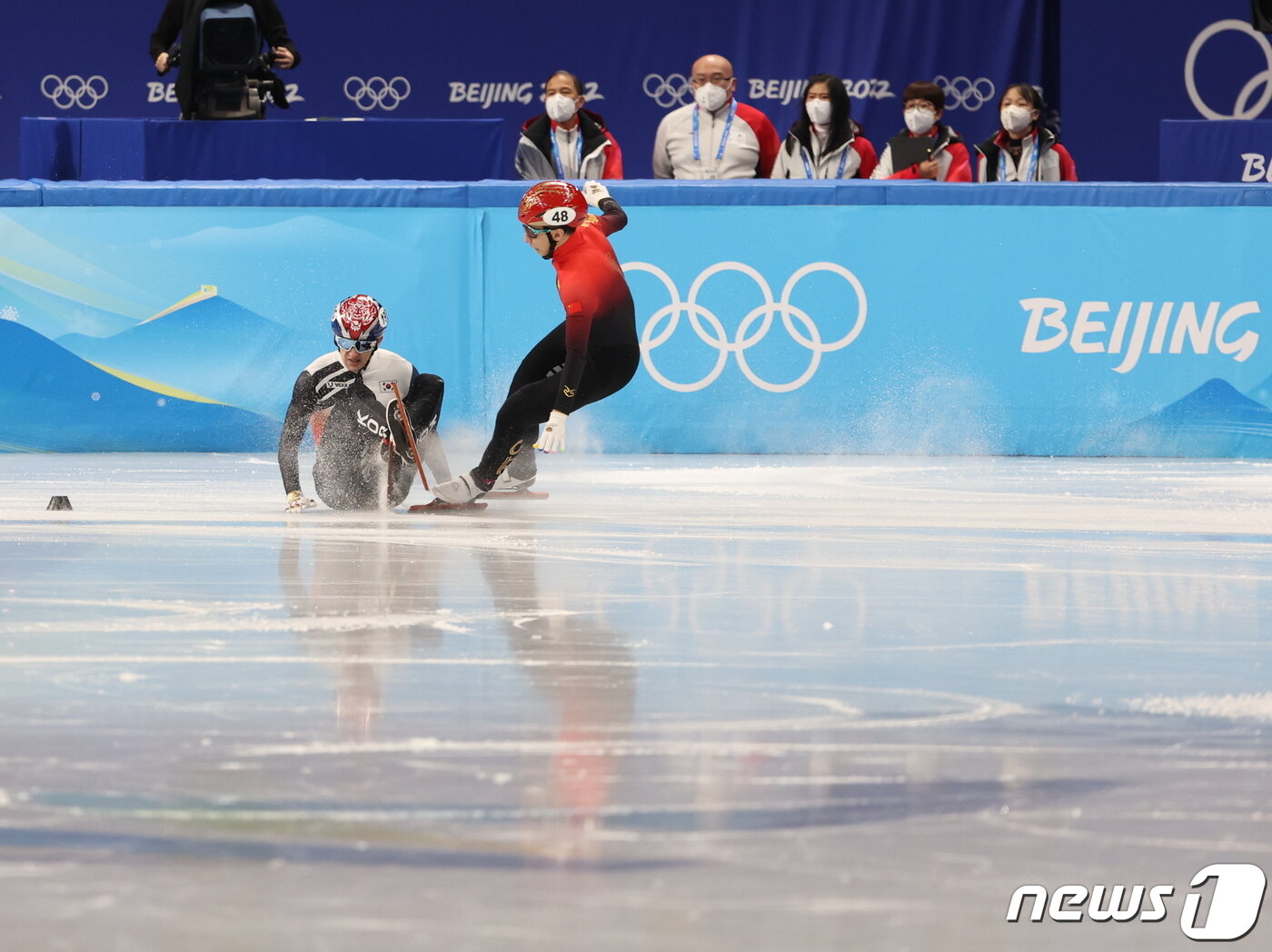 본문 이미지 - 7일 중국 베이징 수도실내체육관에서 열린 2022 베이징 동계올림픽 쇼트트랙 남자 1000m 8강전 경기에서 황대헌이 질주하고 있다. 2022.2.7/뉴스1 ⓒ News1 박지혜 기자