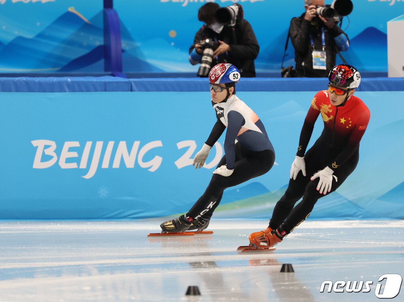 본문 이미지 - 7일 중국 베이징 수도실내체육관에서 열린 2022 베이징 동계올림픽 쇼트트랙 남자 1000m 준결승 경기에서 황대헌이 경기를 마치고 있다. 황대헌은 1위로 골인 했지만 레인변경 반칙으로 실격했다. 2022.2.7/뉴스1 ⓒ News1 박지혜 기자