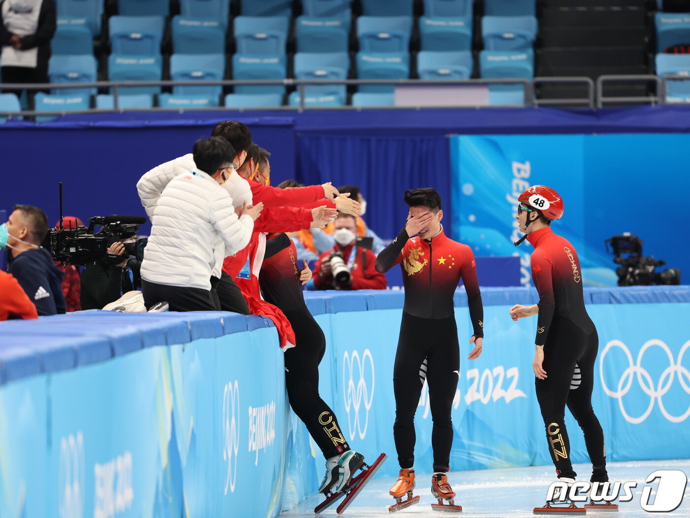본문 이미지 - 7일 중국 베이징 수도실내체육관에서 열린 2022 베이징 동계올림픽 쇼트트랙 남자 1000m 결승에서 중국 런쯔웨이가 우승을 차지해 김선태 감독, 안현수 코치와 함께 환호하고 있다. 2022.2.7/뉴스1 ⓒ News1 박지혜 기자