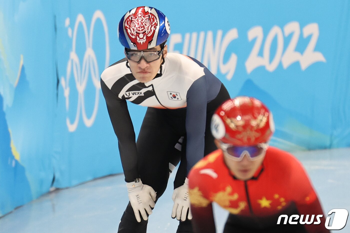 본문 이미지 - 7일 중국 베이징 수도실내체육관에서 열린 2022 베이징 동계올림픽 쇼트트랙 남자 1000m 준결승 경기에서 1위로 통과한 황대헌이 숨을 고르고 있다. 황대헌은 레인 변경이 늦었다는 이유로 실격됐다. 2022.2.7/뉴스1 ⓒ News1 안은나 기자