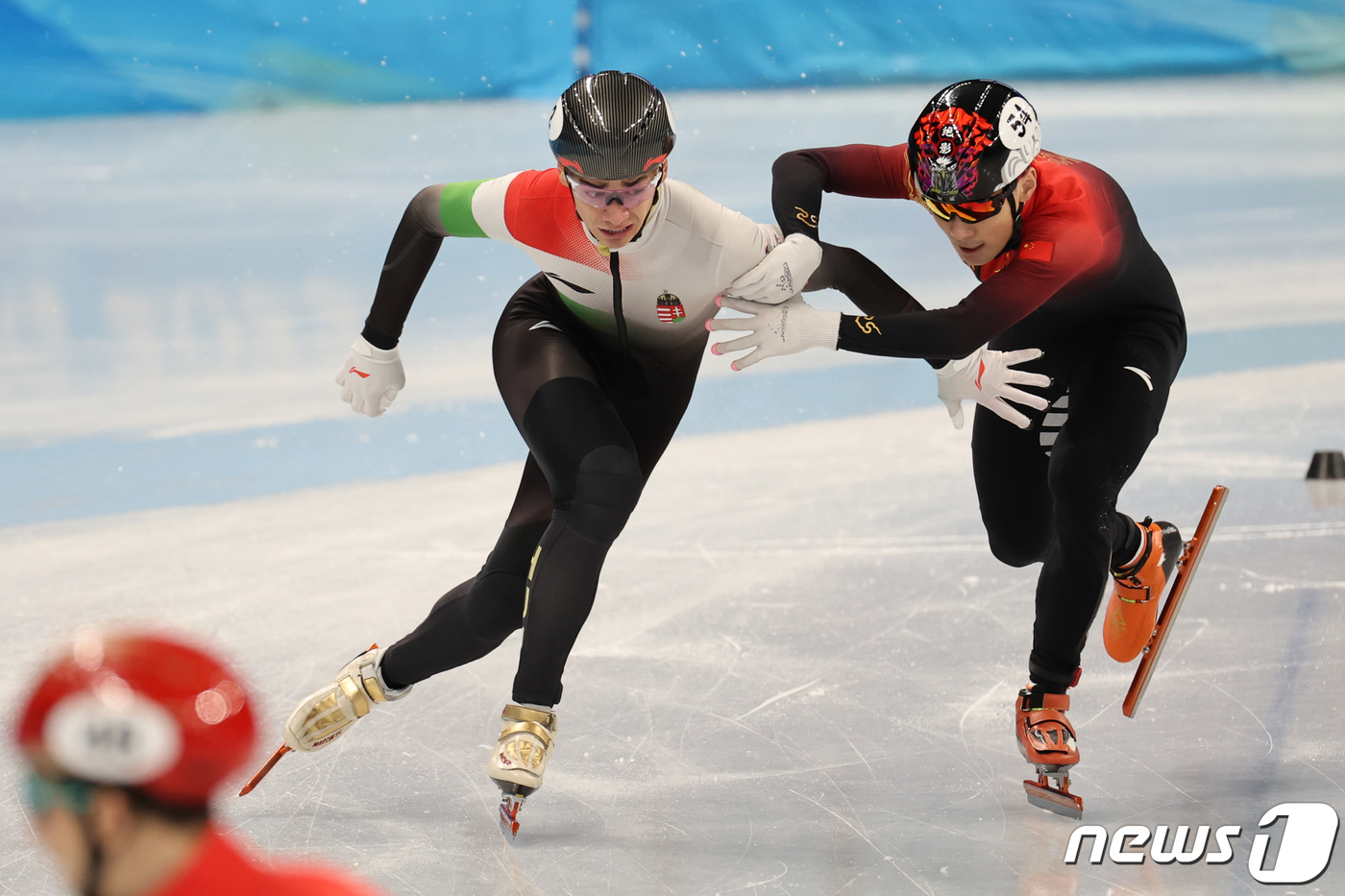 (베이징=뉴스1) 안은나 기자 = 7일 중국 베이징 수도실내체육관에서 열린 2022 베이징 동계올림픽 쇼트트랙 남자 1000m 결승에서 중국 런쯔웨이가 결승선을 통과하며 헝가리 리 …