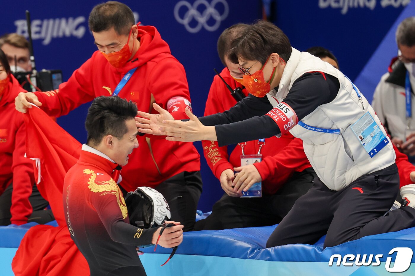본문 이미지 - 7일 중국 베이징 수도실내체육관에서 열린 2022 베이징 동계올림픽 쇼트트랙 남자 1000m 결승에서 헝가리 리우 샤오린 산도르의 실격으로 중국 런 쯔웨이가 금메달을 차지하자 김선태 감독에게 달려가고 있다. 2022.2.7/뉴스1 ⓒ News1 안은나 기자