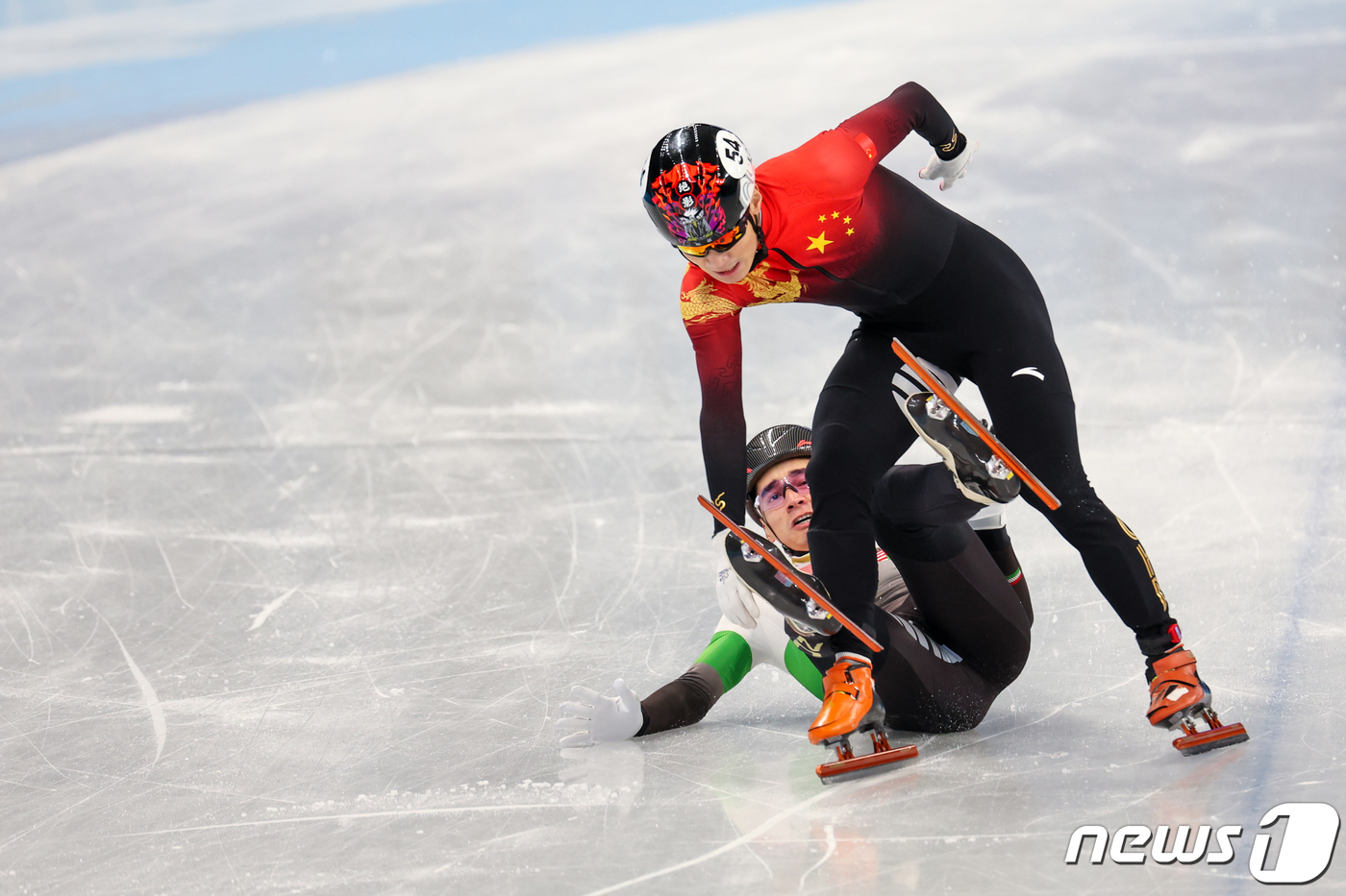 (베이징=뉴스1) 안은나 기자 = 7일 중국 베이징 수도실내체육관에서 열린 2022 베이징 동계올림픽 쇼트트랙 남자 1000m 결승에서 중국 런쯔웨이가 결승선을 통과하며 헝가리 리 …