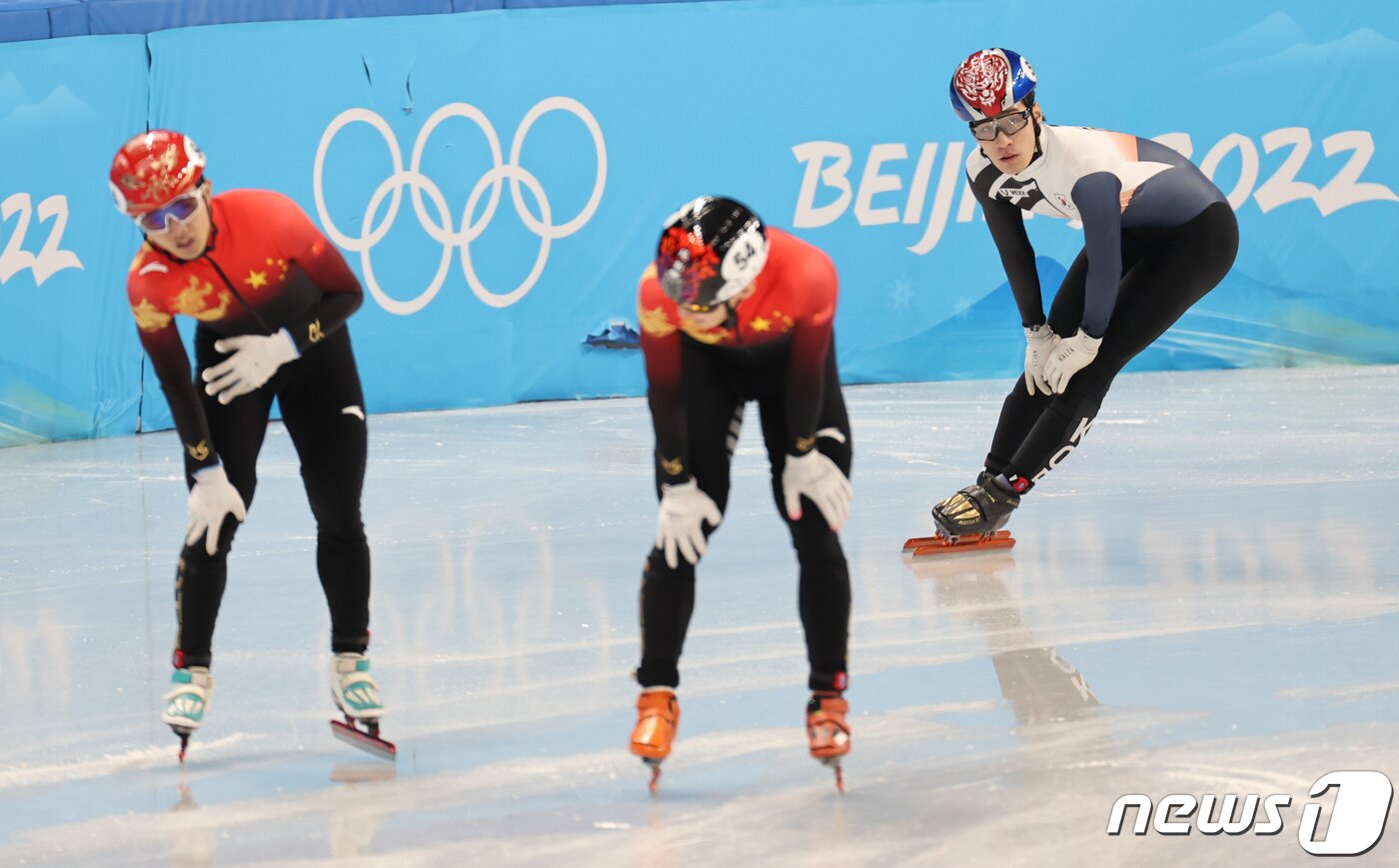 본문 이미지 - 황대헌이 7일 중국 베이징 수도실내체육관에서 열린 2022 베이징 동계올림픽 쇼트트랙 남자 1000m 준결승 경기를 마친 후 숨을 고르고 있다. 황대헌은 레인 변경이 늦었다는 이유로 실격됐다. 2022.2.8/뉴스1 ⓒ News1 안은나 기자