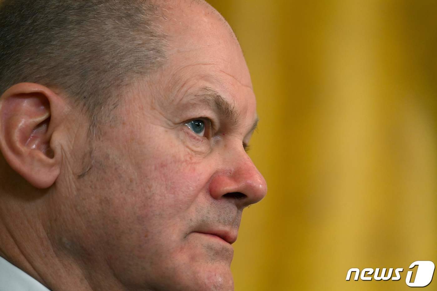 본문 이미지 - 올라프 숄츠 독일 총리가 7일(현지시간) 워싱턴 백악관에서 열린 조 바이든 대통령과의 공동기자회견서 굳은 표정으로 바이든 대통령의 발언을 듣고 있다. ⓒ AFP=뉴스1 ⓒ News1 우동명 기자