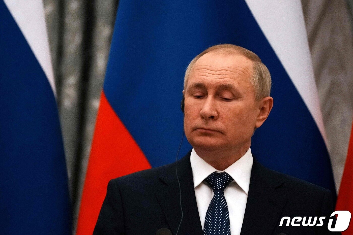 본문 이미지 - 블라디미르 푸틴 러시아 대통령이 7일(현지시간) 모스크바에서 에마뉘엘 마크롱 프랑스 대통령과 정상회담 중 눈을 감고 있다. ⓒ AFP=뉴스1 ⓒ News1 우동명 기자