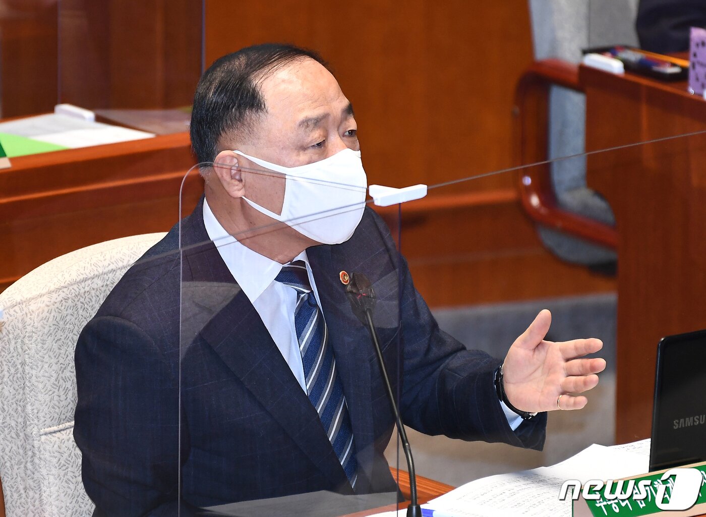 본문 이미지 - 홍남기 경제부총리 겸 기획재정부 장관이 8일 국회에서 열린 추경안 심사를 위한 예산결산특별위원회 종합정책질의에 출석해 의원들의 질의에 답하고 있다. /뉴스1 DB ⓒ News1 오대일 기자