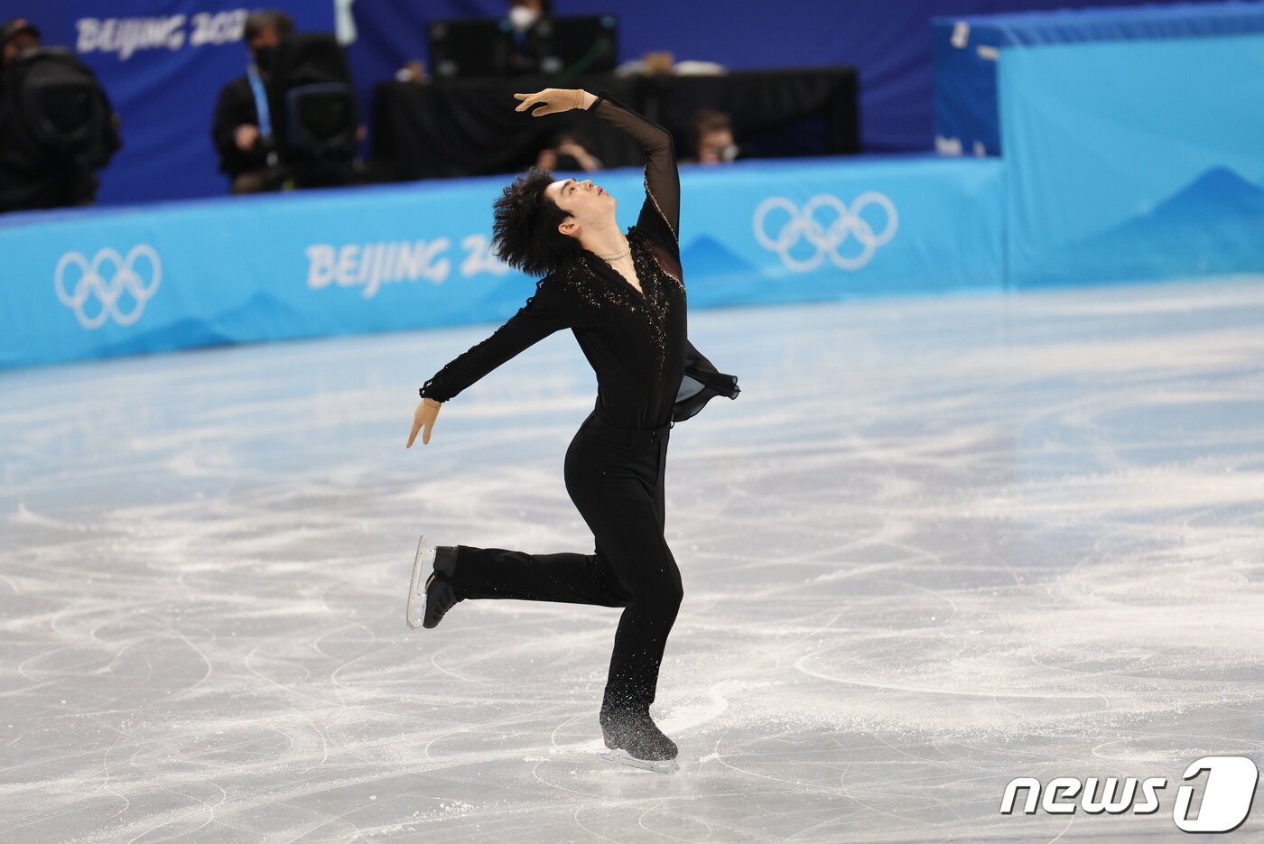 본문 이미지 - 차준환이 8일 중국 베이징 수도실내체육관에서 열린 2022 베이징 동계올림픽 남자 싱글 쇼트프로그램에서 연기를 펼치고 있다. 2022.2.8/뉴스1 ⓒ News1 안은나 기자