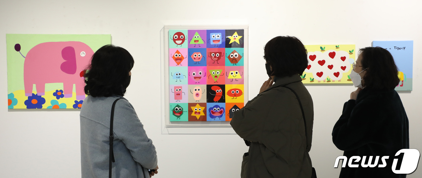 (대구=뉴스1) 공정식 기자 = 8일 오후 대구 수성구 대구은행 본점 DGB갤러리를 찾은 시민들이 자폐 스펙트럼 장애를 가진 10~20대 청년작가들의 작품을 모은 기획전 '마음으로 …