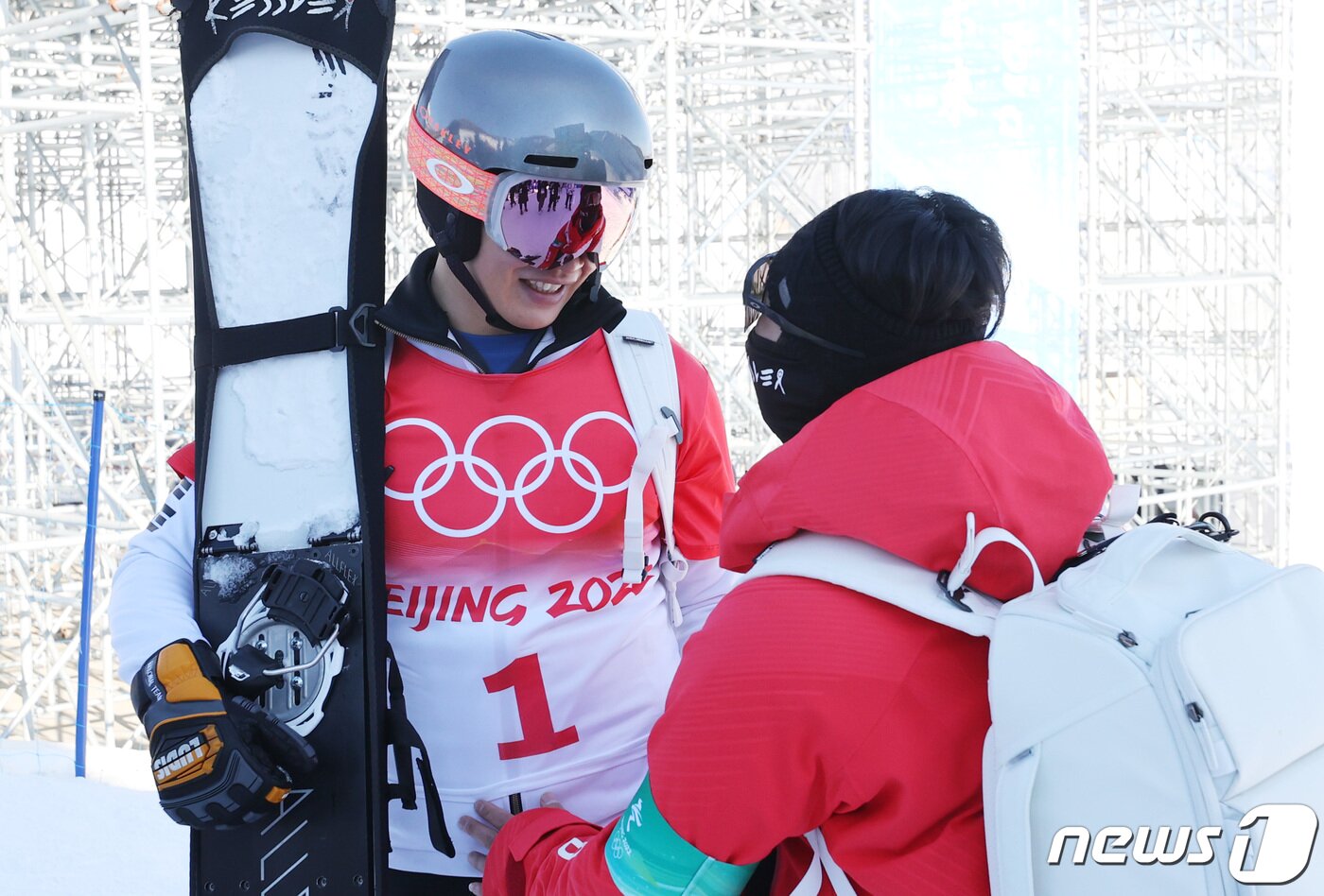 본문 이미지 - 이상호가 8일 중국 장자커우 겐팅 스노파크에서 열린 2022 베이징 동계 올림픽 스노보드 알파인 평행대회전 8강전에서 아쉽게 탈락한 뒤 경기장을 빠져나고오 있다. 2022.2.8/뉴스1 ⓒ News1 박지혜 기자