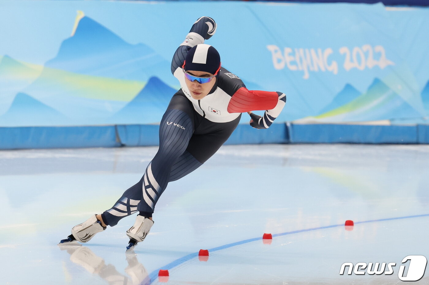 본문 이미지 - 김민석이 8일 오후 중국 베이징 국립 스피드 스케이팅 경기장(오벌)에서 열린 2022 베이징 동계올림픽 스피드 스케이팅 남자 1500m 경기에서 질주하고 있다. 2022.2.8/뉴스1 ⓒ News1 안은나 기자
