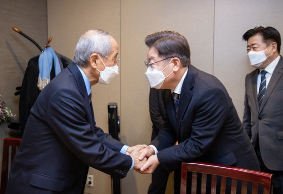 이재명, 김종인 이어 윤여준 만난다…'외연 확장' 행보