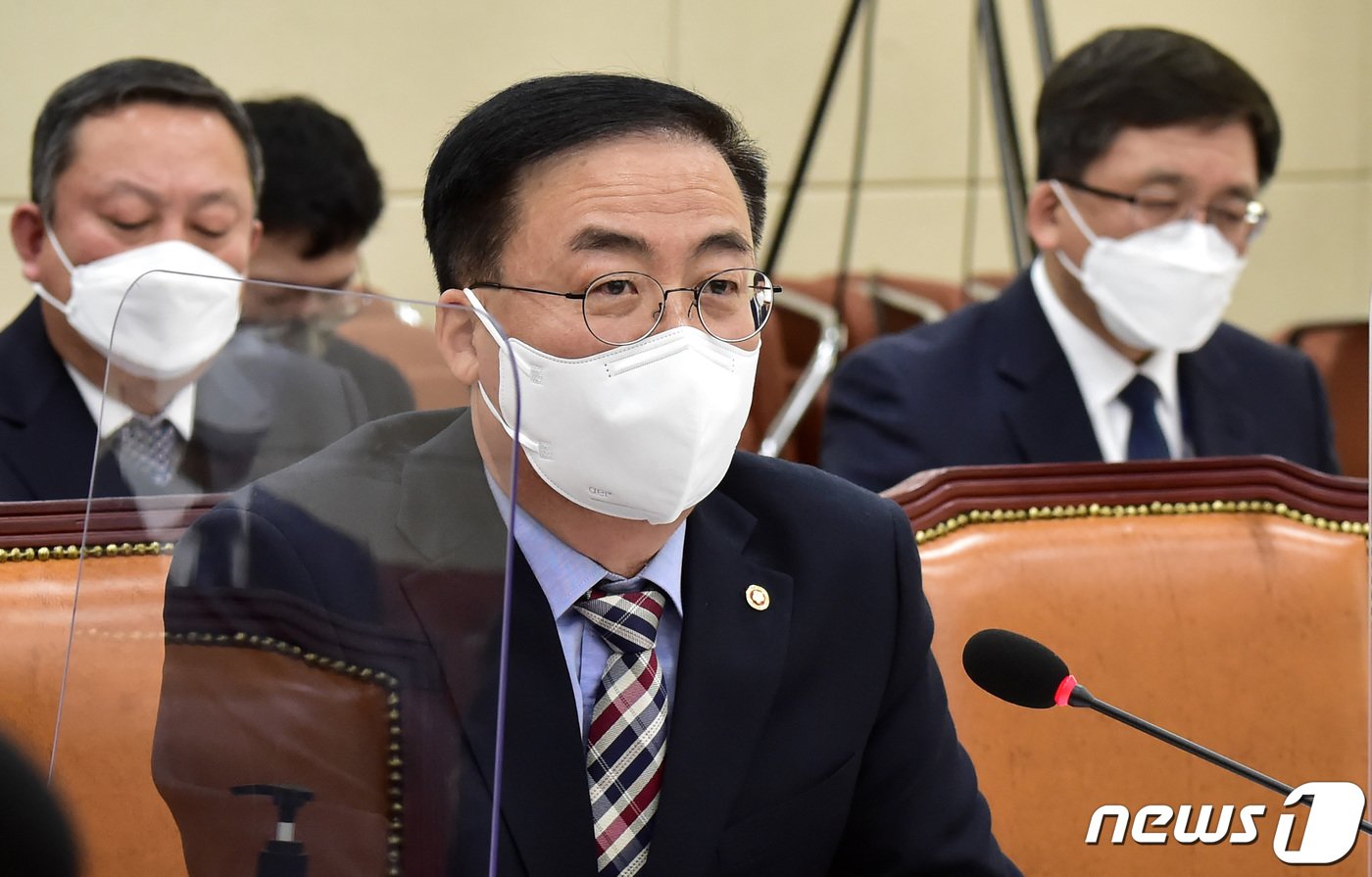 본문 이미지 - 김세환 중앙선거관리위원회 사무총장이 9일 서울 여의도 국회에서 열린 국회 정치개혁특위 전체회의에 출석해 의원들의 질의에 답변하고 있다. 2022.2.9/뉴스1 ⓒ News1 구윤성 기자