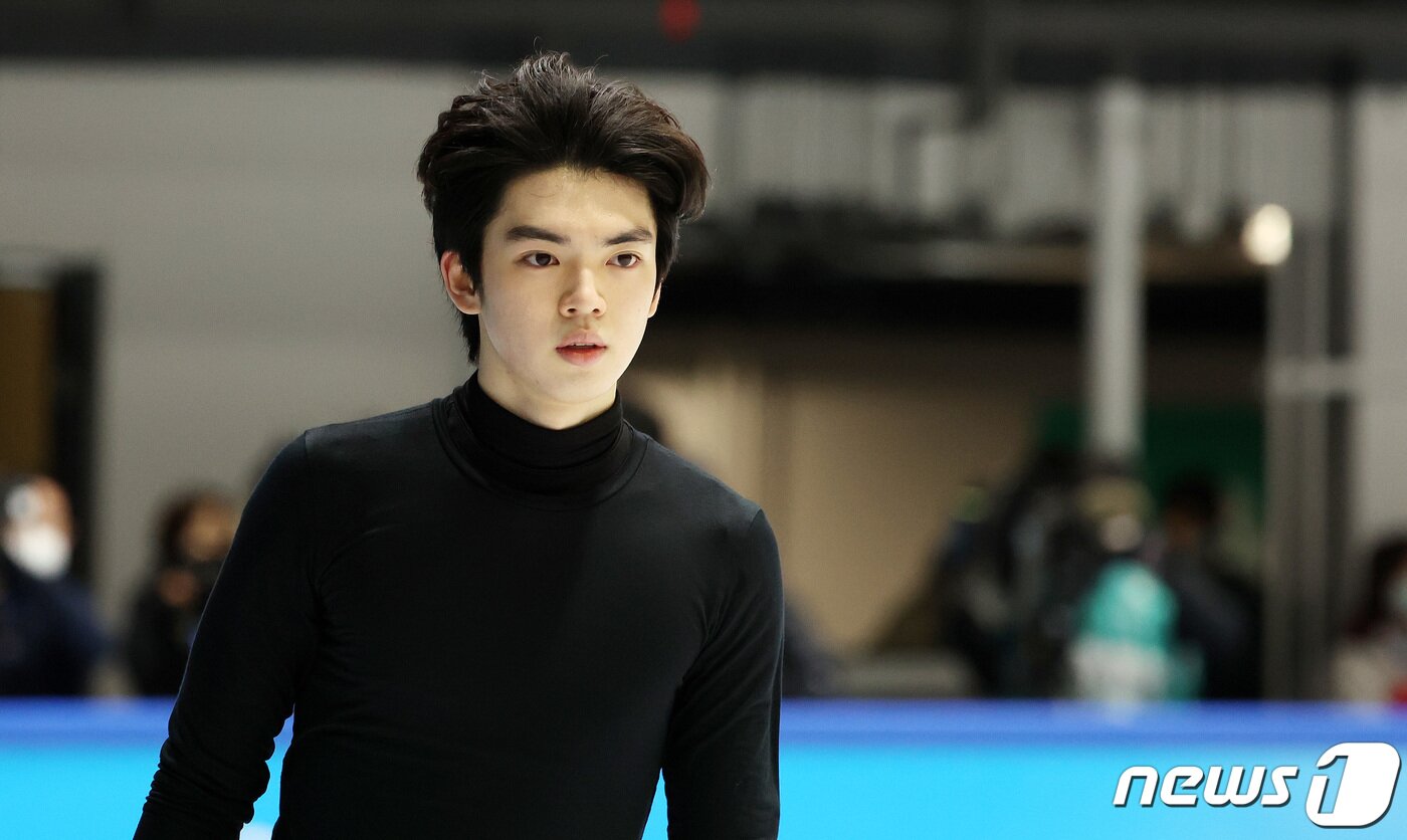 본문 이미지 - 차준환이 9일 중국 베이징 캐피털 실내경기장 인근 피겨스케이팅장에서 2022 베이징 동계올림픽 피겨스케이팅 남자 싱글 프리스케이팅 훈련을 하고 있다. 2022.2.9/뉴스1 ⓒ News1 박지혜 기자
