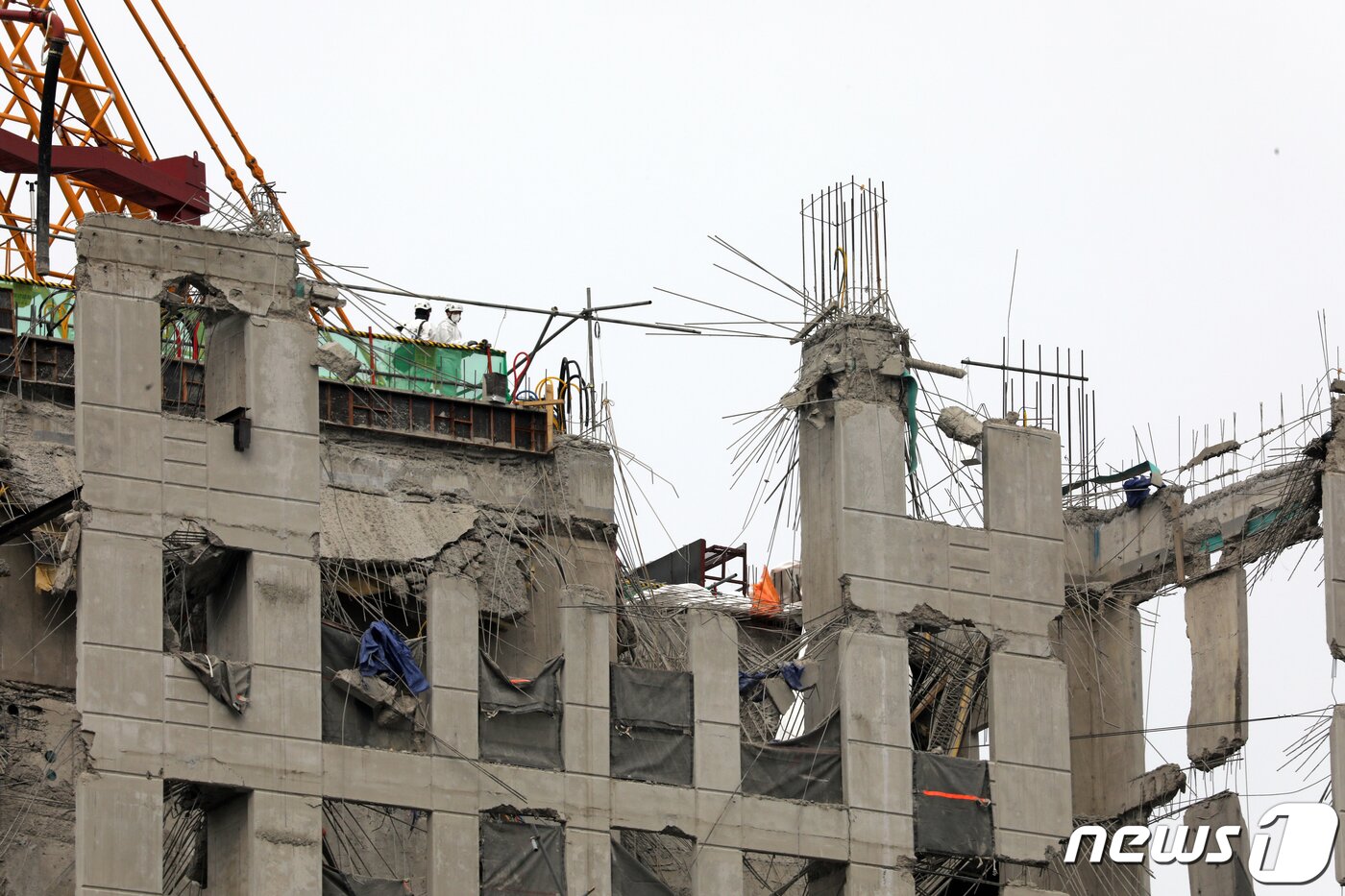 본문 이미지 - 지난 2월9일 오후 광주 서구 화정동 현대산업개발 아이파크 아파트 신축 공사 붕괴사고 현장에서 국립과학수사연구원, 광주경찰청 과학수사계, 국립재난안전연구원 등이 합동감식을 진행하고 있다. 2022.2.9/뉴스1 ⓒ News1 황희규 기자