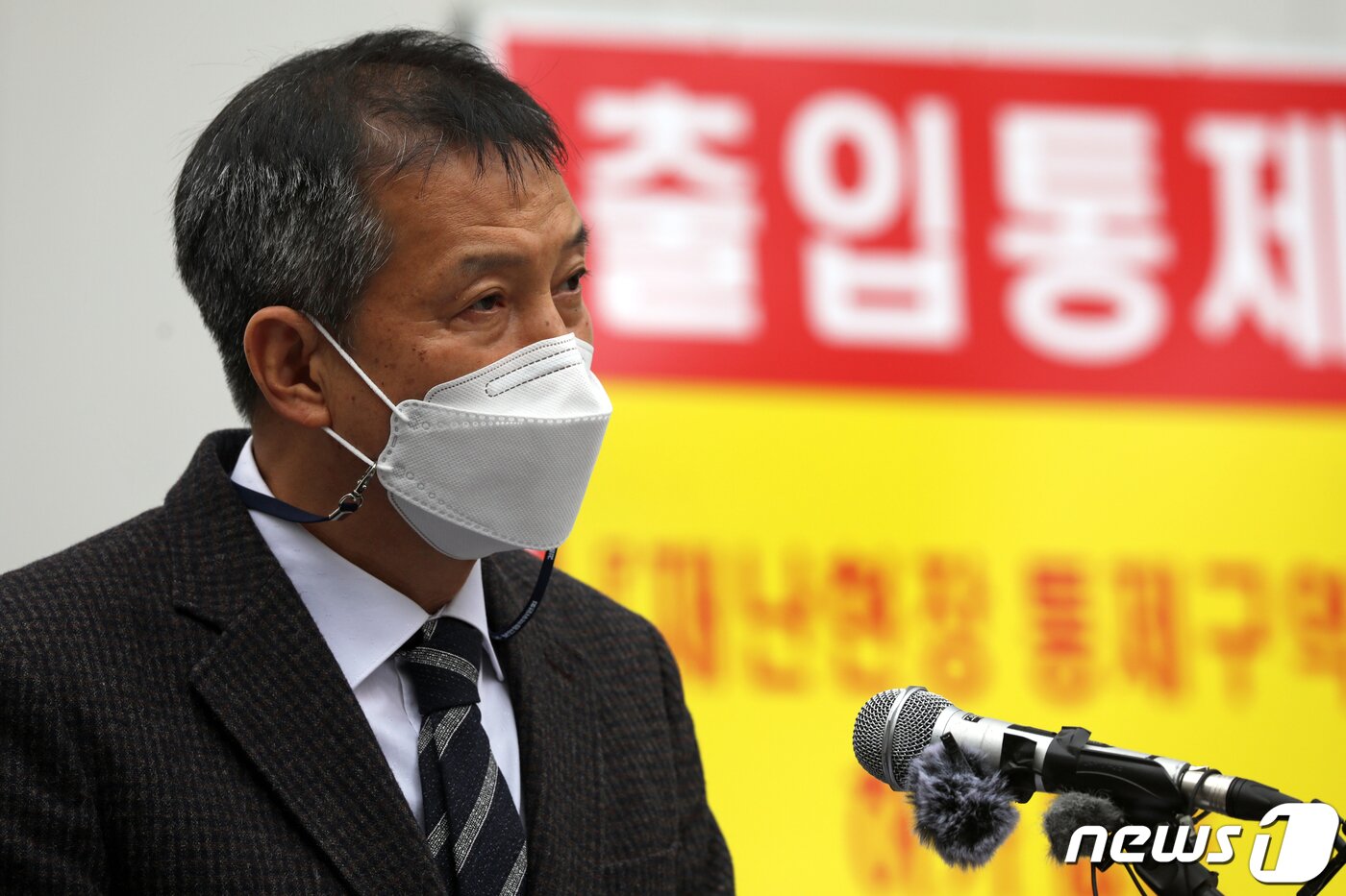 본문 이미지 - 김광남 광주경찰청 수사부장이 9일 오후 광주 서구 화정동 현대산업개발 아이파크 아파트 신축 공사 붕괴사고 현장에서 사고 관련 수사본부 입장문을 발표하고 있다. 2022.2.9/뉴스1 ⓒ News1