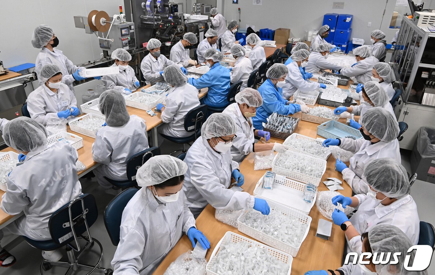 본문 이미지 - 최근 정부가 신종 코로나바이러스 감염증(코로나19) 오미크론 변이 확산에 따라 검사 체계를 전환하면서 자가검사키트의 수요가 급증한 가운데 9일 오후 경기도 군포시 휴마시스 군포공장에서 직원들이 코로나19 자가검사키트를 생산하고 있다. 2022.2.9/뉴스1 ⓒ News1 김영운 기자