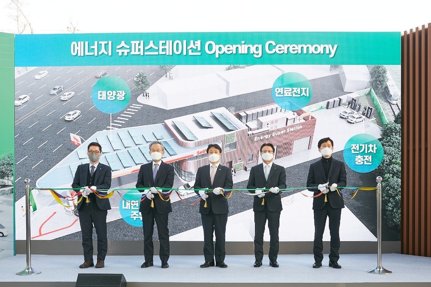 본문 이미지 - 9일, SK에너지 박미주유소에서 개최된 '에너지 슈퍼스테이션' 개소식에 김성복 수소융합얼라이언스 단장(왼쪽부터), 정동채 대한석유협회 회장, 박기영 산업부 제2차관, 오종훈 SK에너지 P&M CIC 대표, 유연식 서울시 기후환경본부장이 참석했다.(SK에너지 제공)ⓒ 뉴스1