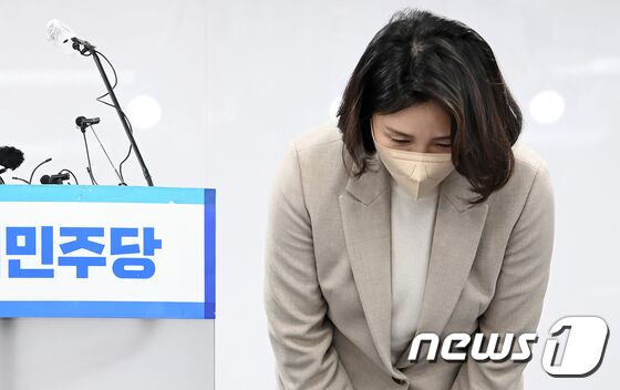 이재명 더불어민주당 대선 후보의 배우자 김혜경 씨가 지난해 2월9일 오후 서울 여의도 더불어민주당 중앙당사에서 열린 과잉의전 논란 관련 기자회견에서 고개 숙여 사과하고 있다. 2022.2.9/뉴스1 © News1 구윤성 기자
