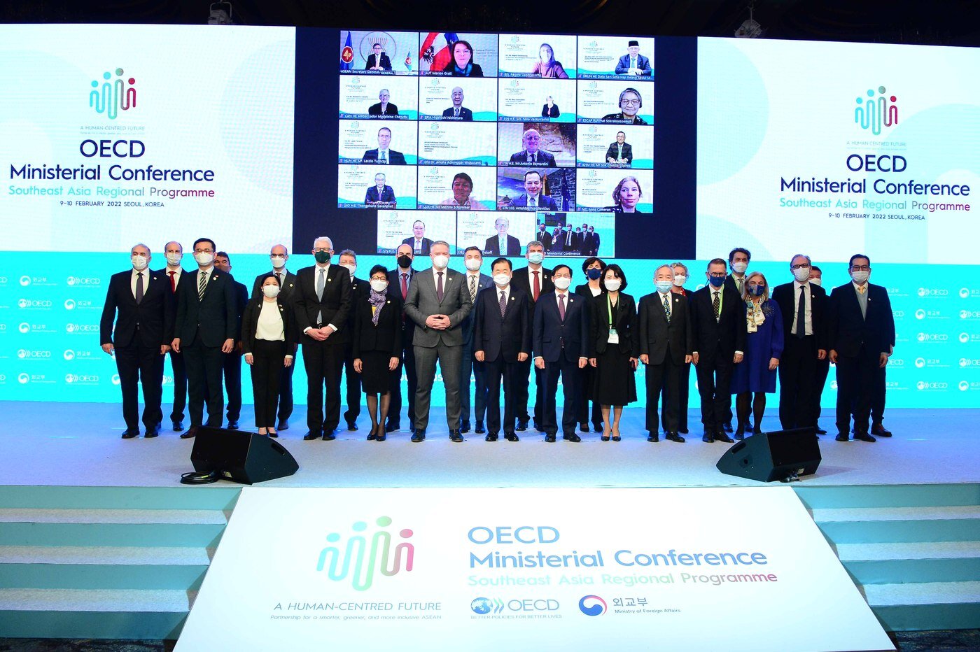 본문 이미지 - 9일 오후 'OECD 동남아프로그램(SEARP) 각료회의' 참석자들이 기념사진을 찍고 있다. (외교부 제공)ⓒ 뉴스1