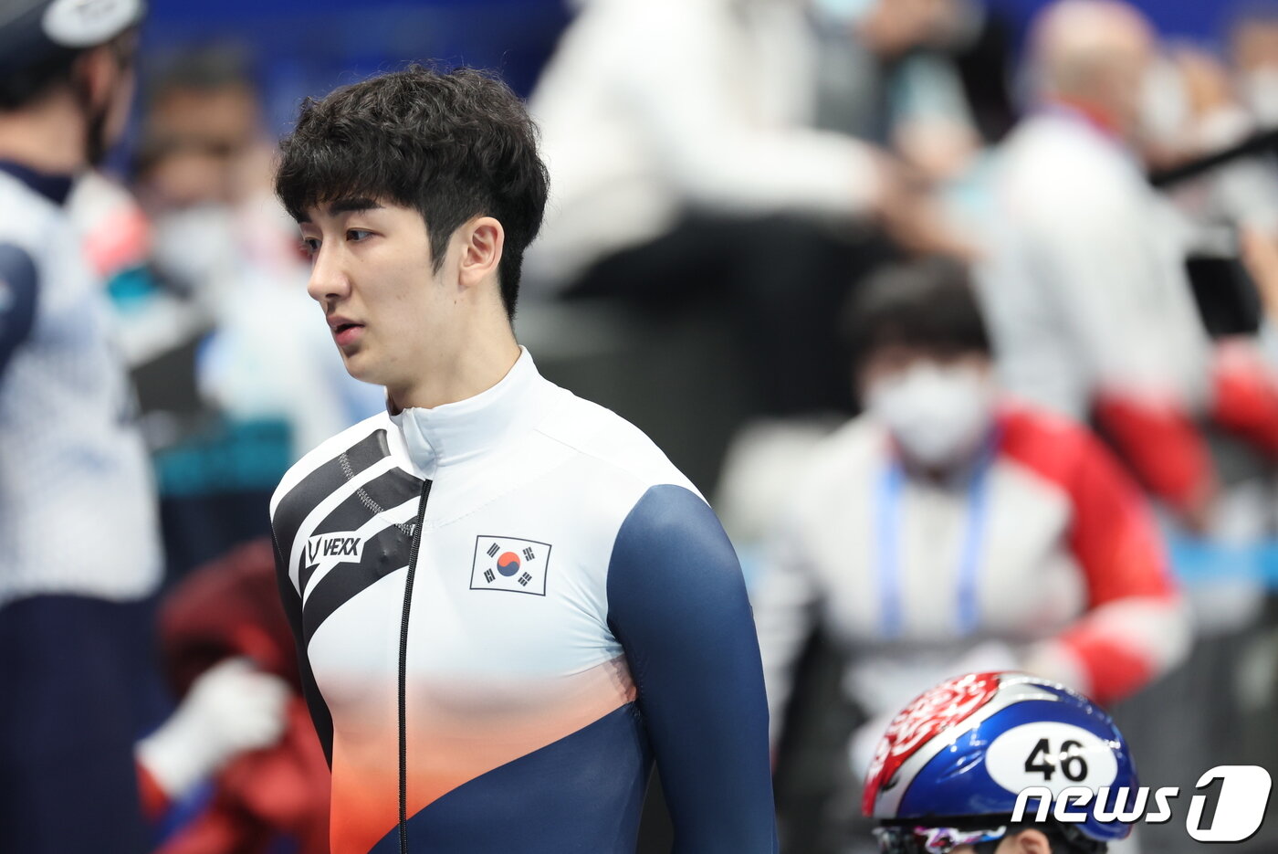 본문 이미지 - 9일 오후 중국 베이징 수도실내체육관에서 열린 2022 베이징 동계올림픽 쇼트트랙 남자 1500m 준준결승 경기를 앞두고 4조의 박장혁이 경기 준비를 하고 있다. 박장혁은 지난 7일 남자 1000m 8강전에서 손이 찢어지는 부상을 당하며 11바늘을 꿰맸다. 2022.2.9/뉴스1 ⓒ News1 안은나 기자