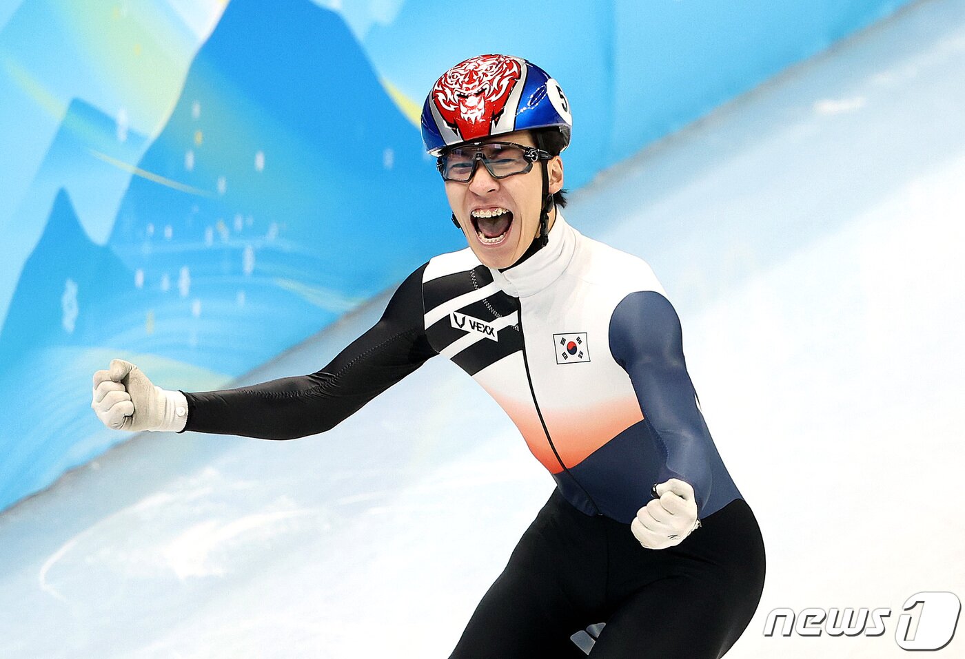 본문 이미지 - 9일 오후 중국 베이징 수도실내체육관에서 열린 2022 베이징 동계올림픽 쇼트트랙 남자 1500m 결승 경기에서 황대헌이 1위로 금메달을 획득 후 환호하고 있다. 2022.2.9/뉴스1 ⓒ News1 박지혜 기자