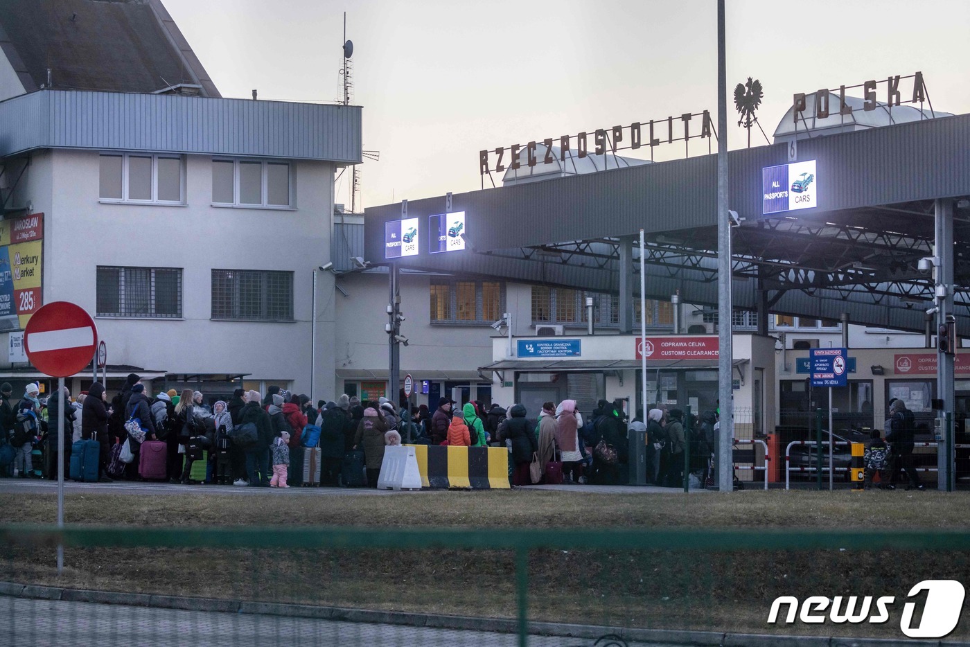 (메디카 AFP=뉴스1) 우동명 기자 = 28일(현지시간) 우크라이나 접경인 폴란드 메디카 국경검문소에 들어가기 위해 우크라이나 피란민들이 줄을 서 있다.ⓒ AFP=뉴스1
