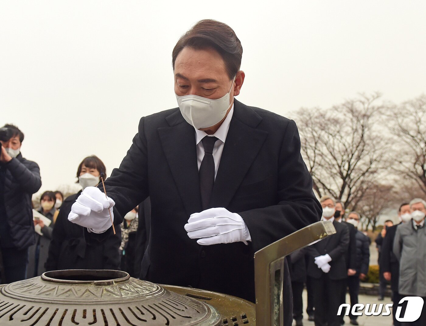 본문 이미지 - 3·1절인 지난 1일 윤석열 국민의힘 대선후보가 서울 동작구 국립서울현충원 내 충열대를 찾아 분향하고 있다. 2022.3.1/뉴스1 ⓒ News1 국회사진취재단