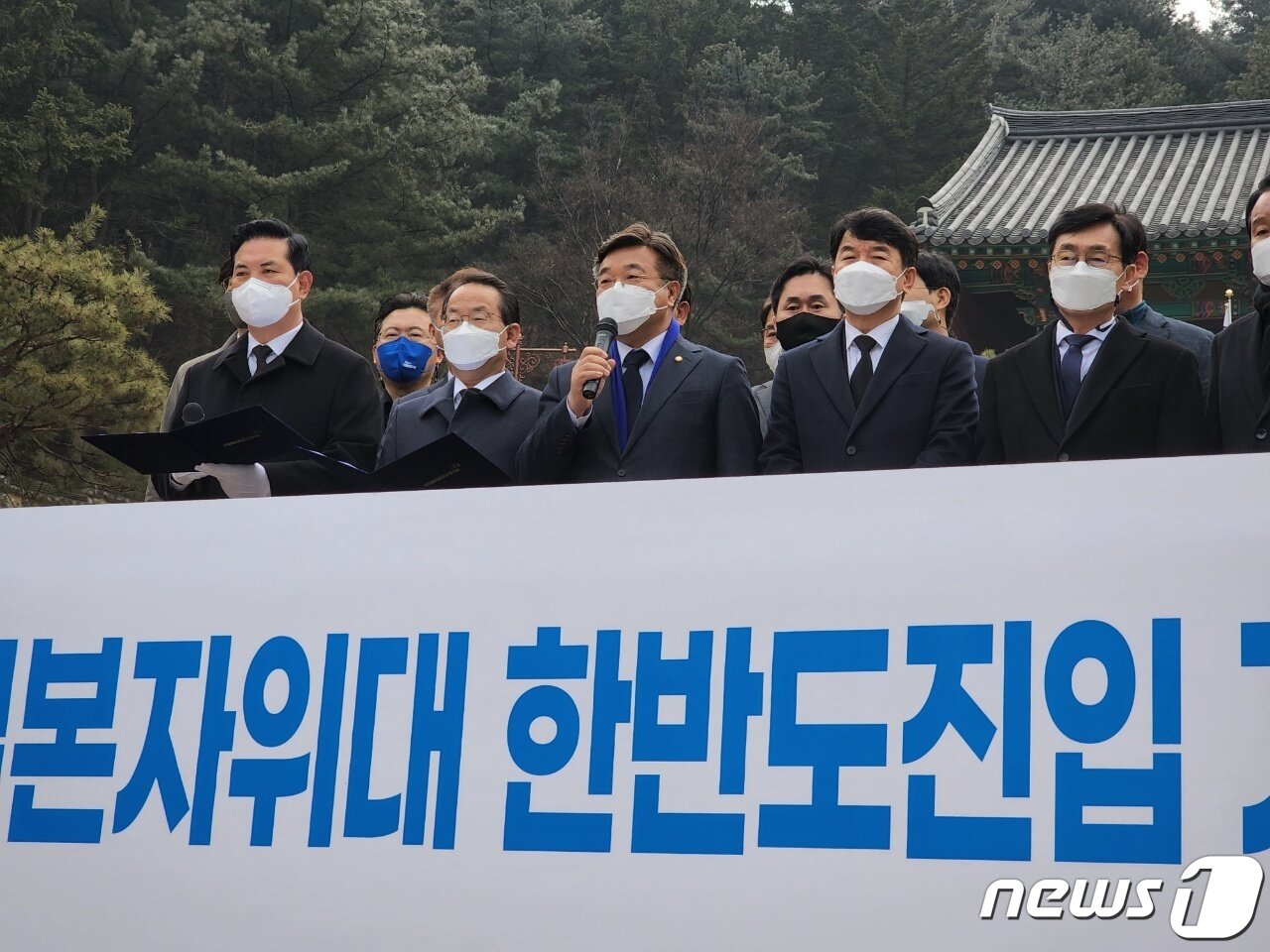 본문 이미지 - 윤호중 더불어민주당 원내대표는 1일 충남 천안 유관순열사 기념관에서 기자회견을 열고 일본 자위대의 한반도 진입 가능성을 언급한 윤석열 후보의 사죄를 촉구했다. ⓒ 뉴스1