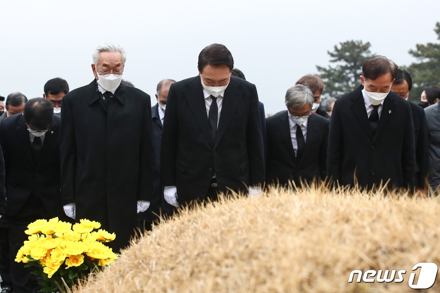 본문 이미지 - 윤석열 국민의힘 대선 후보가 1일 오전 서울국립현충원 내 박은식 대한민국임시정부 대통령의 묘역를 찾아 참배하고 있다. 2022.3.1/뉴스1 ⓒ News1 국회사진취재단