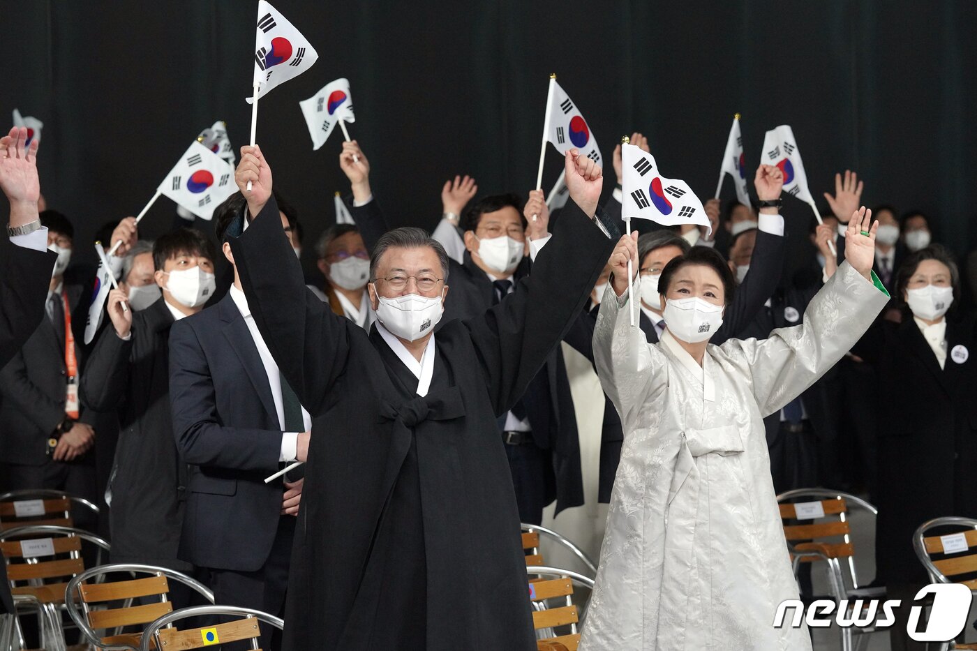 본문 이미지 - 문재인 대통령과 김정숙 여사가 1일 오전 서울 서대문구 국립대한민국임시정부기념관에서 열린 제103주년 3·1절 기념식에서 만세삼창을 하고 있다. 2022.3.1/뉴스1 ⓒ News1 이광호 기자