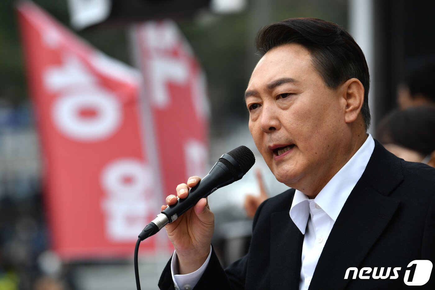 본문 이미지 - 윤석열 국민의힘 대선 후보가 1일 서울 동작구 중앙대학교 병원 앞에서 열린 “의에 죽고 참에 살자!” 서울 동작 유세에서 지지를 호소하고 있다. 2022.3.1/뉴스1 ⓒ News1 국회사진취재단