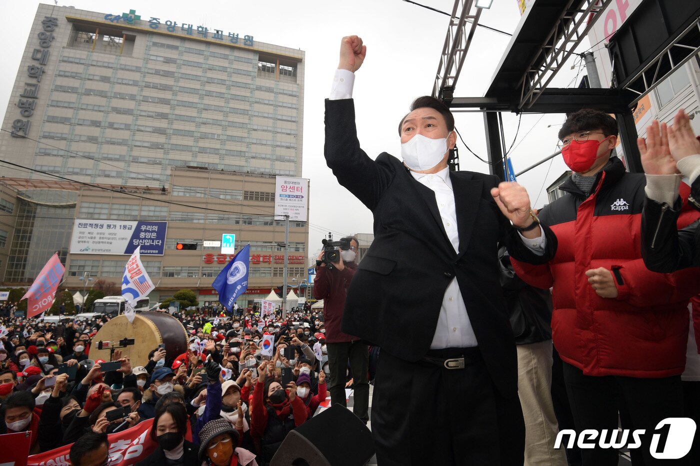본문 이미지 - 윤석열 국민의힘 대선 후보가 1일 서울 동작구 중앙대학교 병원 앞에서 열린 “의에 죽고 참에 살자!” 서울 동작 유세에서 지지를 호소하고 있다. 2022.3.1/뉴스1 ⓒ News1 국회사진취재단