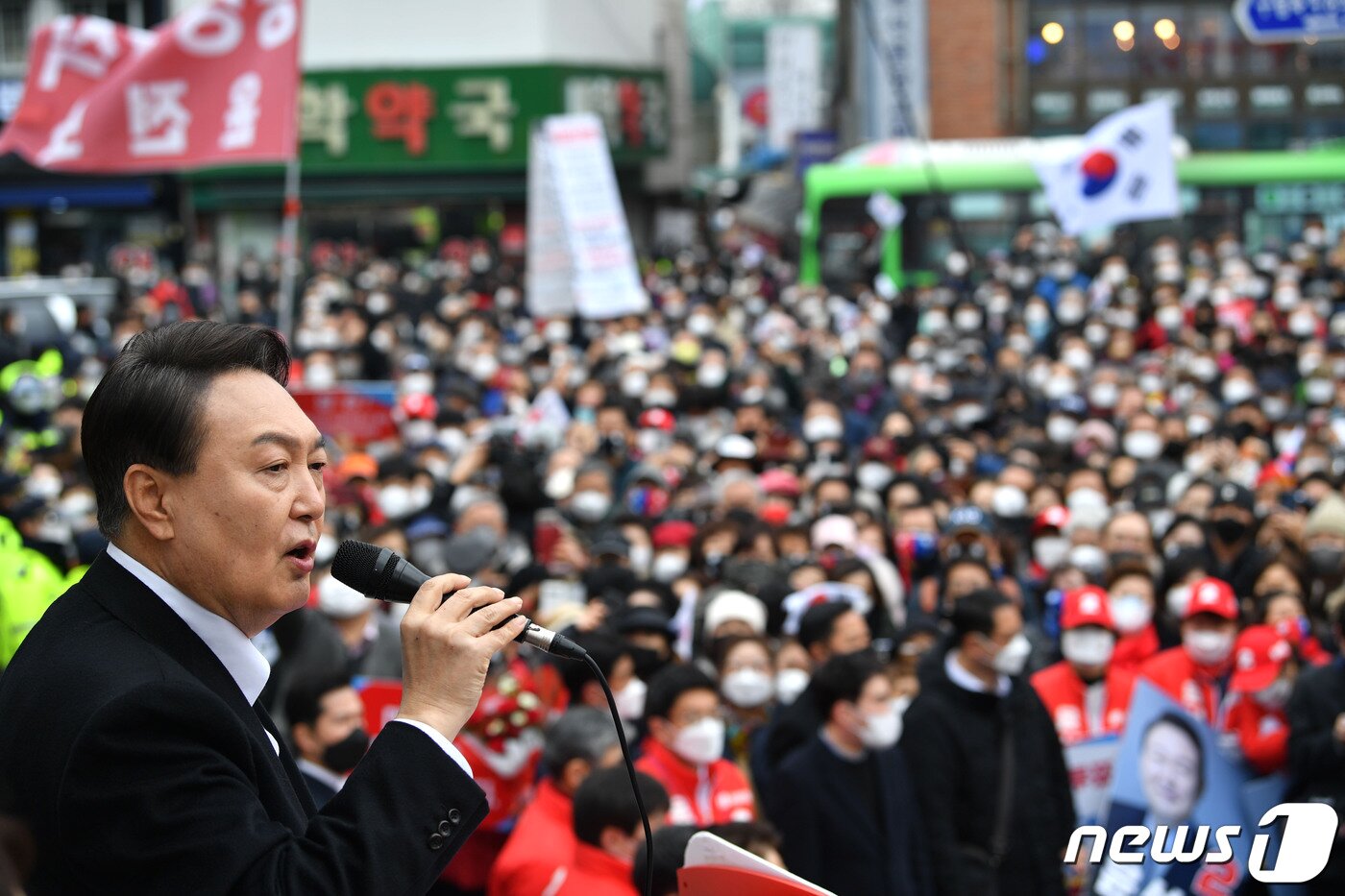 본문 이미지 - 윤석열 국민의힘 대선 후보가 1일 서울 동작구 중앙대학교 병원 앞에서 열린 “의에 죽고 참에 살자!” 서울 동작 유세에서 지지를 호소하고 있다. 2022.3.1/뉴스1 ⓒ News1 국회사진취재단