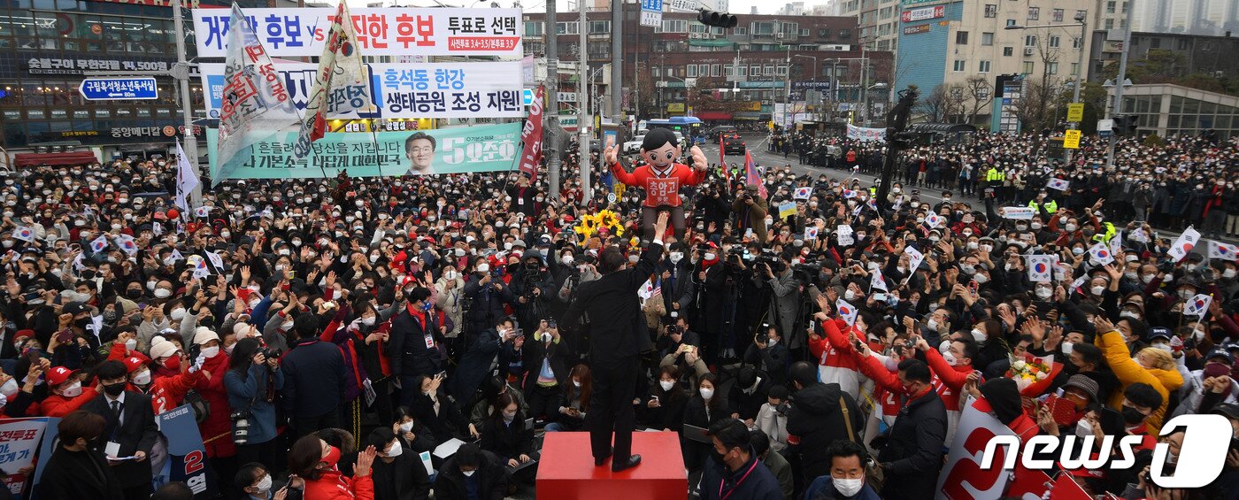 본문 이미지 - 윤석열 국민의힘 대선 후보가 1일 서울 동작구 중앙대학교 병원 앞에서 열린 “의에 죽고 참에 살자!” 서울 동작 유세에서 지지를 호소하고 있다. 2022.3.1/뉴스1 ⓒ News1 국회사진취재단