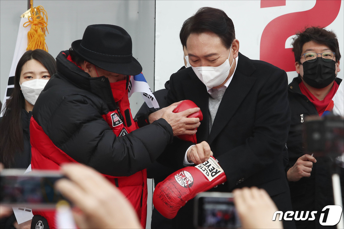 (서울=뉴스1) 국회사진취재단 = 윤석열 국민의힘 대선 후보가 1일 오후 서울 서대문구 연세로 현대백화점 신촌점 유플렉스 앞에서 열린 "대한민국 만세" 서울 집중유세에서 전 복싱 …