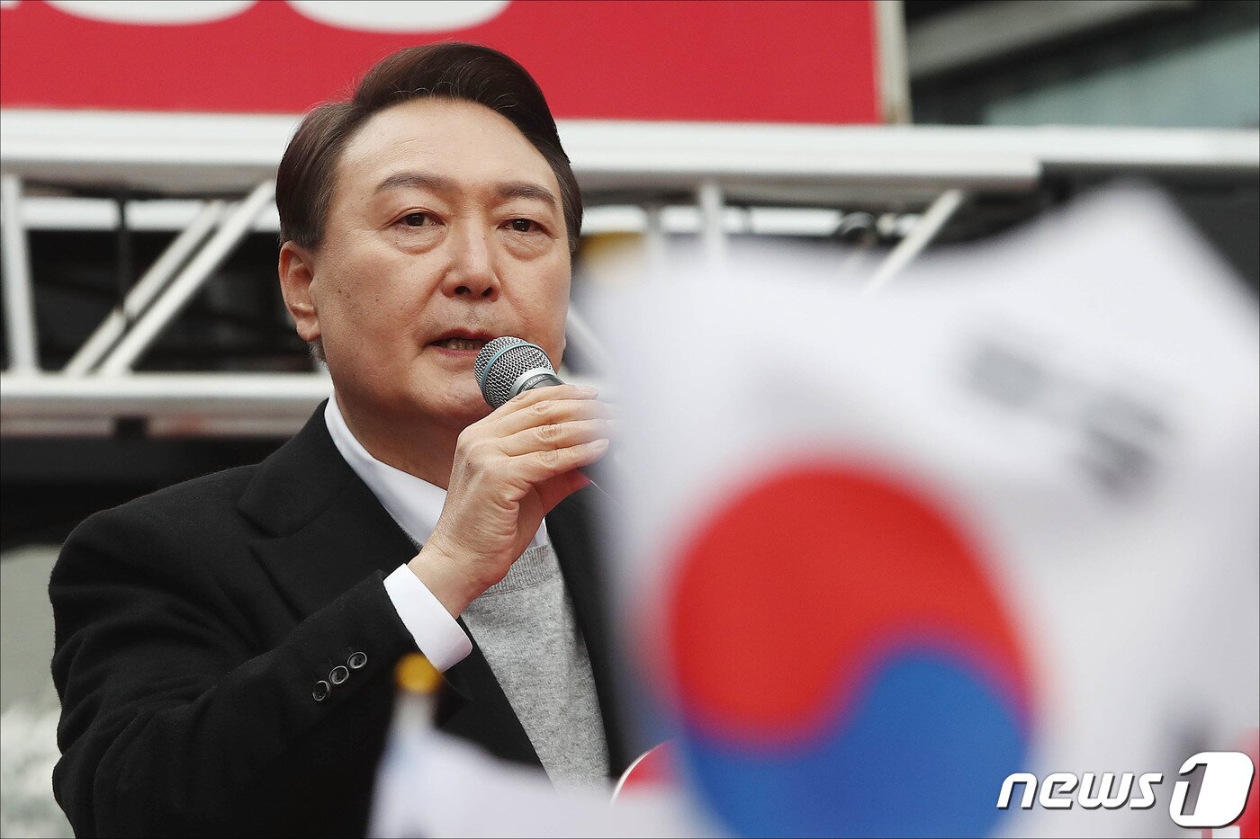 본문 이미지 - 윤석열 국민의힘 대선 후보가 1일 오후 서울 서대문구 연세로 현대백화점 신촌점 유플렉스 앞에서 열린 "대한민국 만세＂ 서울 집중유세에서 연설을 하고 있다. 2022.3.1/뉴스1 ⓒ News1 국회사진취재단