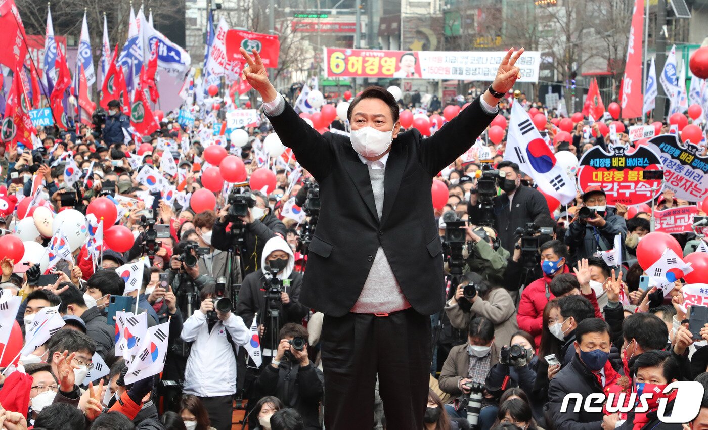 본문 이미지 - 윤석열 국민의힘 대선 후보가 지난 1일 오후 서울 서대문구 연세로 현대백화점 신촌점 유플렉스 앞에서 열린 "대한민국 만세" 서울 집중유세에서 지지를 호소하고 있다. 2022.3.1/뉴스1 ⓒ News1 국회사진취재단