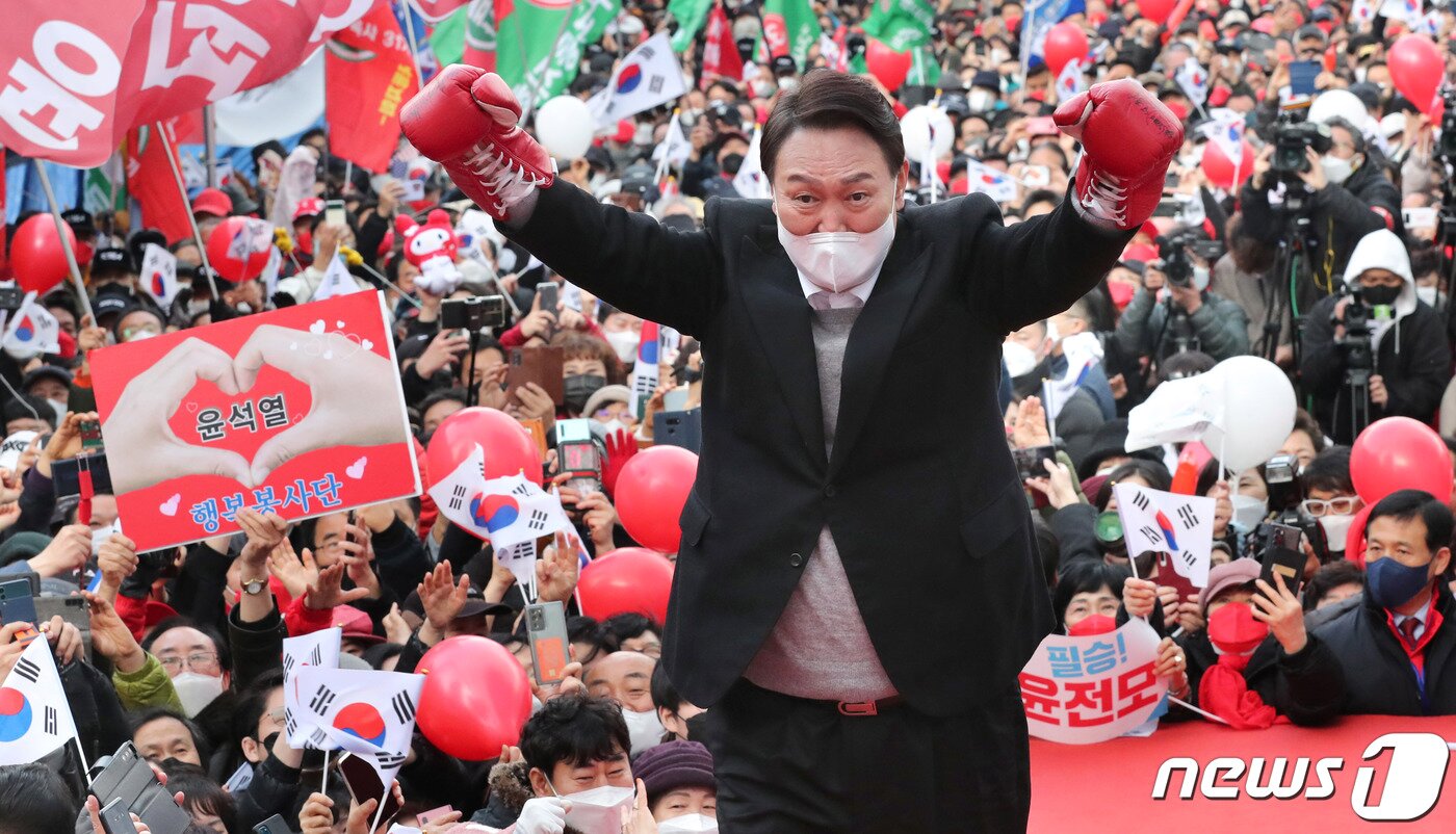 본문 이미지 - 윤석열 국민의힘 대선 후보가 1일 오후 서울 서대문구 연세로 현대백화점 신촌점 유플렉스 앞에서 열린 "대한민국 만세＂ 서울 집중유세에서 지지를 호소하고 있다. 2022.3.1/뉴스1 ⓒ News1 국회사진취재단