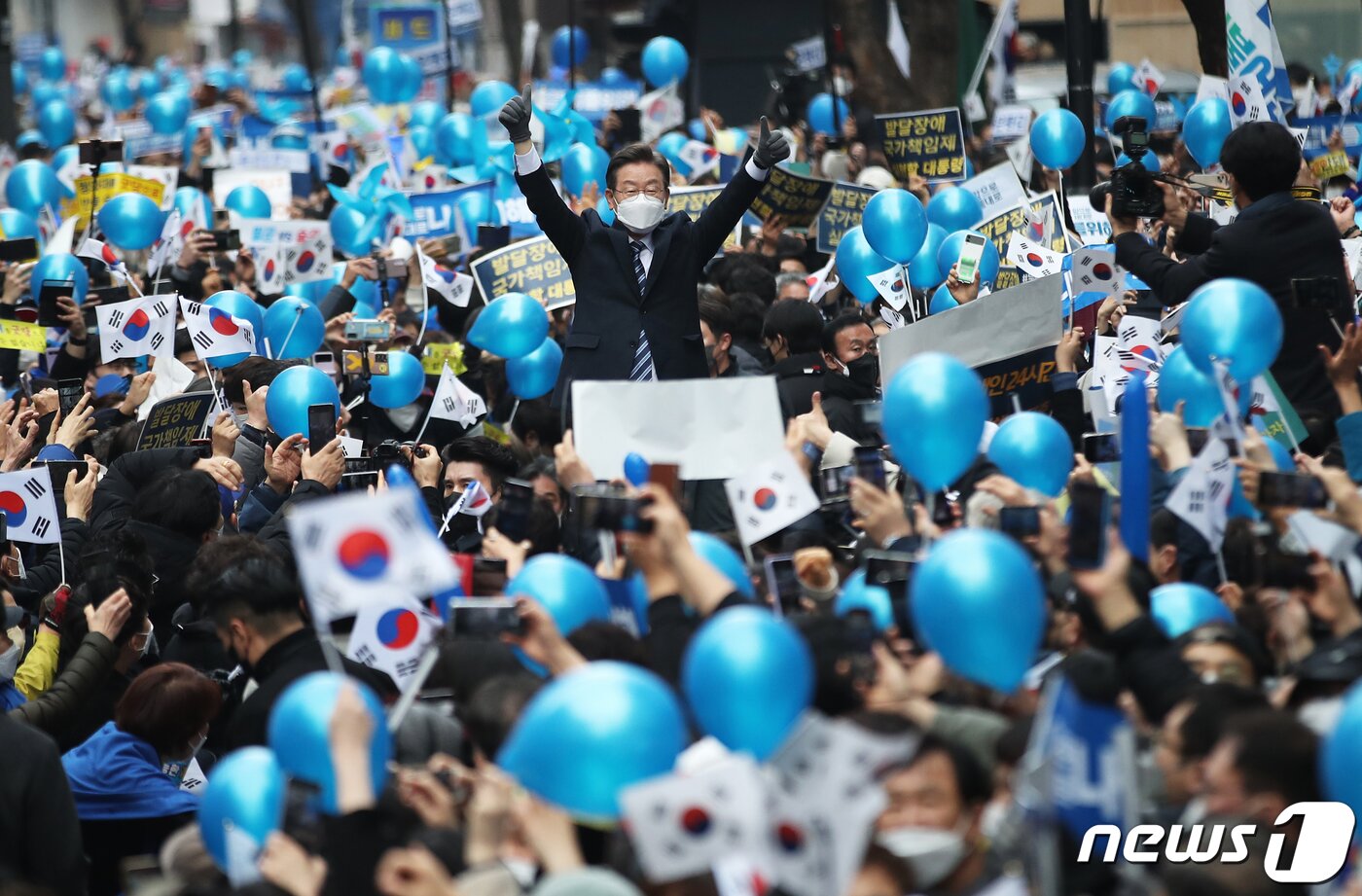 본문 이미지 - 이재명 더불어민주당 대선 후보가 1일 오후 서울 중구 명동거리에서 열린 '3.1 정신으로 여는 대한민국 대전환!' 서울 집중 유세에서 지지자와 시민들에게 인사하고 있다. 2022.3.1/뉴스1 ⓒ News1 오대일 기자
