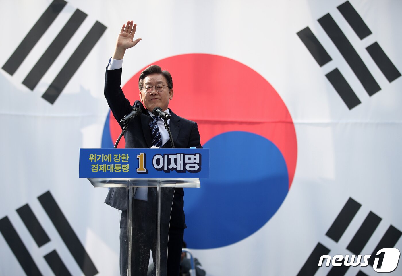 본문 이미지 - 이재명 더불어민주당 대선 후보가 1일 오후 서울 중구 명동거리에서 열린 '3.1 정신으로 여는 대한민국 대전환!' 서울 집중 유세에서 지지자들에게 인사하고 있다. 2022.3.1/뉴스1 ⓒ News1 오대일 기자