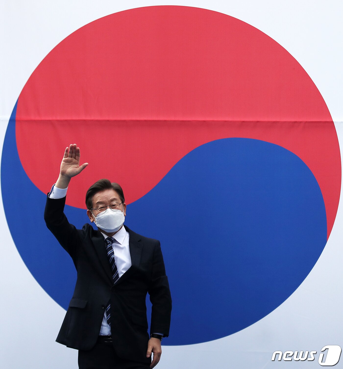 본문 이미지 - 이재명 더불어민주당 대선 후보가 1일 오후 서울 중구 명동거리에서 열린 '3.1 정신으로 여는 대한민국 대전환!' 서울 집중 유세에서 지지자와 시민들에게 인사하고 있다. 2022.3.1/뉴스1 ⓒ News1 오대일 기자
