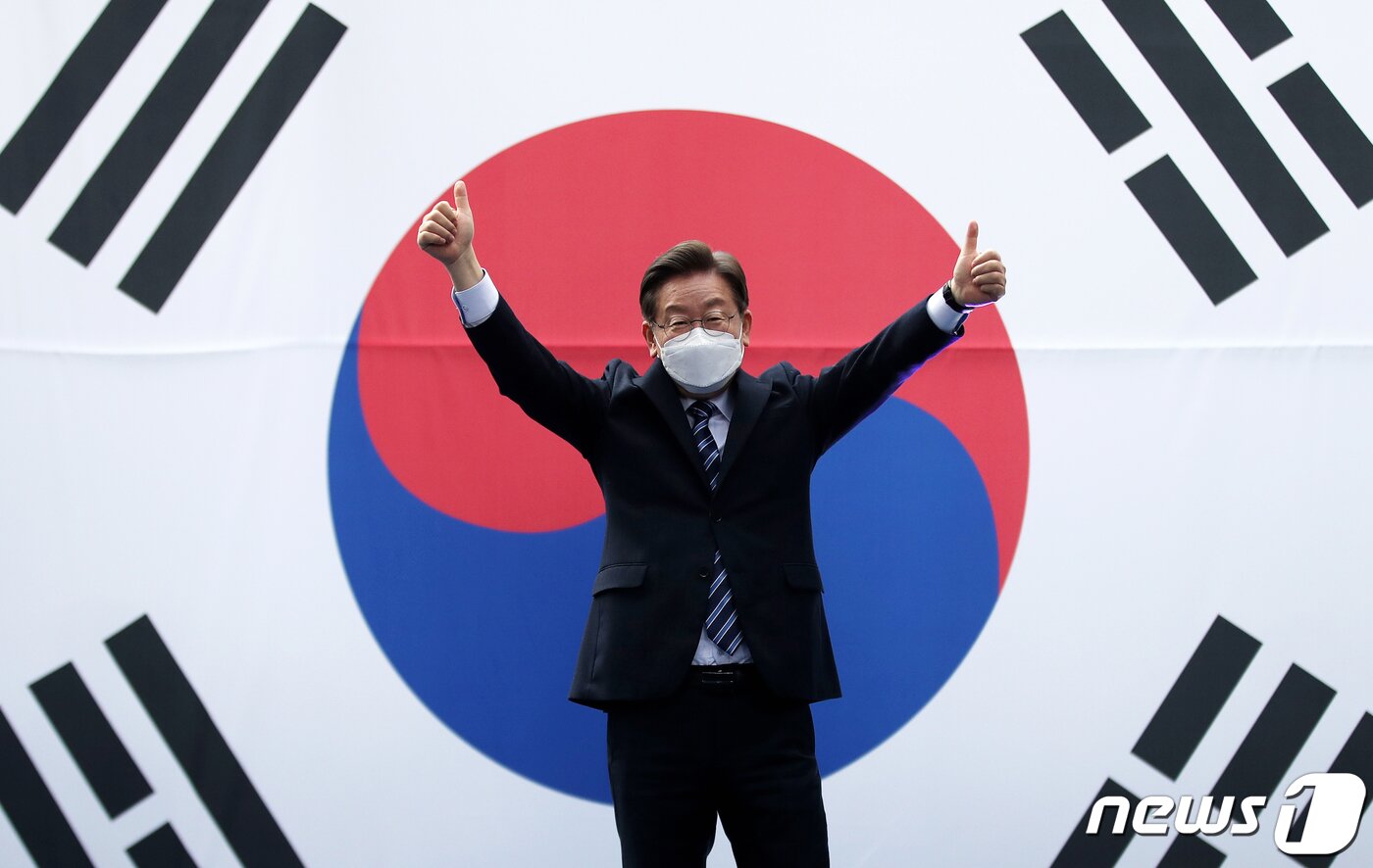 본문 이미지 - 이재명 더불어민주당 대선 후보가 1일 오후 서울 중구 명동거리에서 열린 '3.1 정신으로 여는 대한민국 대전환!' 서울 집중 유세에서 지지자와 시민들에게 인사하고 있다. 2022.3.1/뉴스1 ⓒ News1 오대일 기자