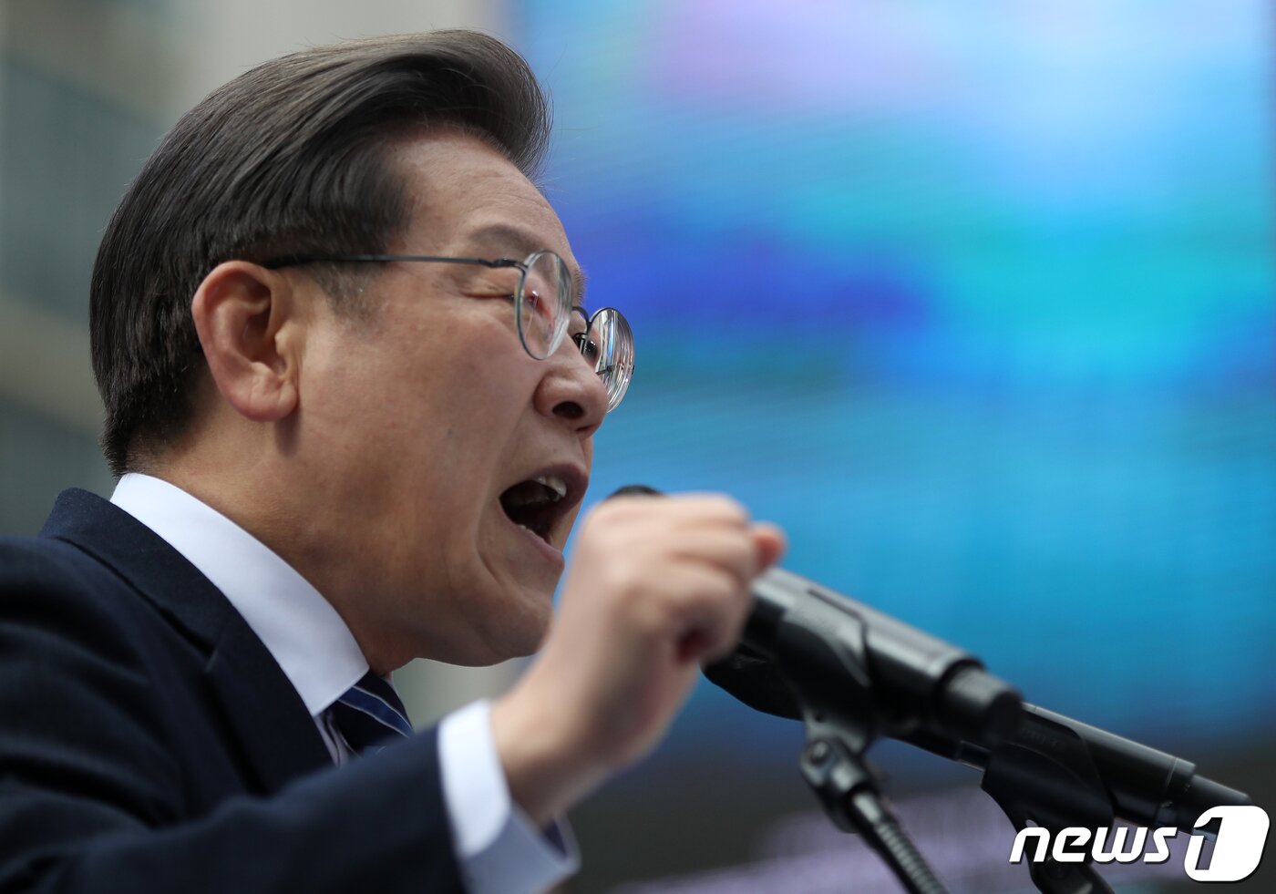 본문 이미지 - 이재명 더불어민주당 대선 후보가 1일 오후 서울 중구 명동거리에서 열린 '3.1 정신으로 여는 대한민국 대전환!' 서울 집중 유세에서 지지를 호소하고 있다. 2022.3.1/뉴스1 ⓒ News1 오대일 기자