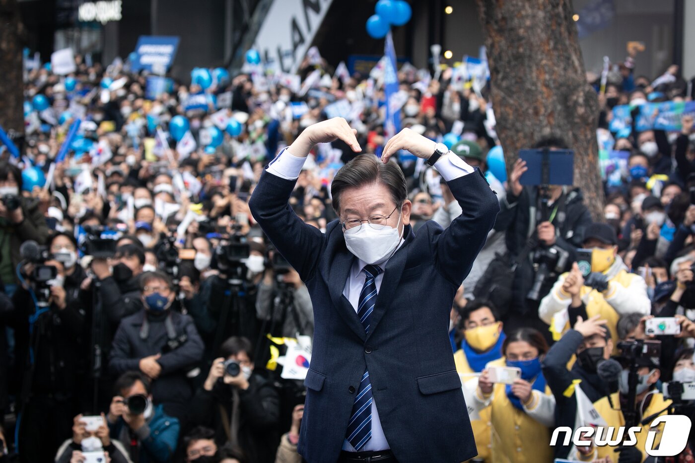 본문 이미지 - 이재명 더불어민주당 대선후보가 1일 오후 서울 중구 명동에서 ‘3.1정신으로 여는 대한민국 대전환’ 서울 집중유세를 갖고 지지를 호소하고 있다. 2022.3.1/뉴스1 ⓒ News1 오대일 기자