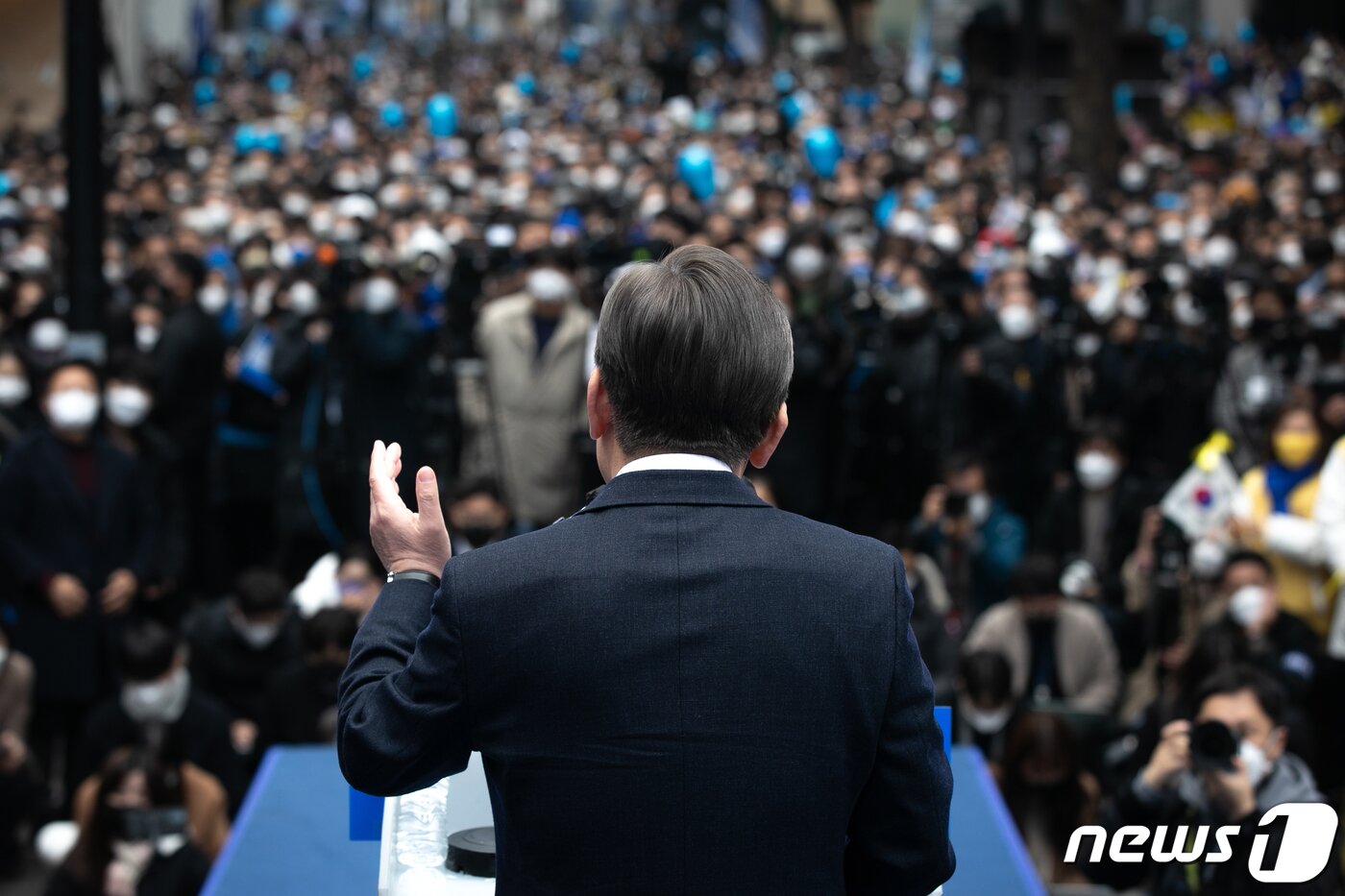 본문 이미지 - 이재명 더불어민주당 대선후보가 1일 오후 서울 중구 명동에서 ‘3.1정신으로 여는 대한민국 대전환’ 서울 집중유세를 갖고 지지를 호소하고 있다. 2022.3.1/뉴스1 ⓒ News1 오대일 기자