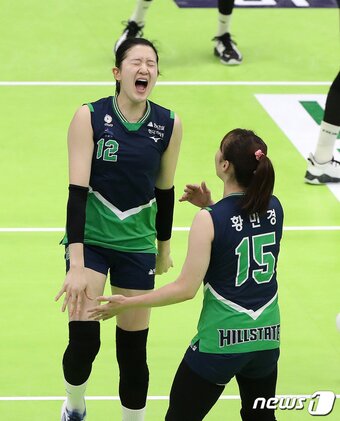 본문 이미지 - 1일 오후 경기도 수원시 장안구 수원실내체육관에서 열린 프로배구 '2021-22시즌 도드람 V리그' 여자부 현대건설과 한국도로공사의 경기에서 현대건설 이다현이 한국도로공사 박정아의 스파이크 공격을 블로킹 한 후 포효하고 있다. 2022.3.1/뉴스1 ⓒ News1 김진환 기자