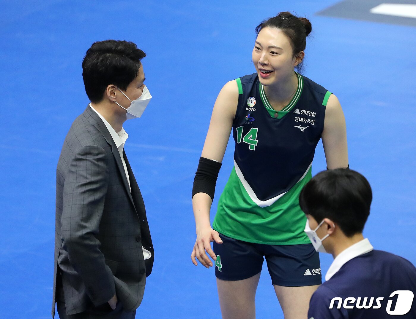 본문 이미지 - 1일 오후 경기도 수원시 장안구 수원실내체육관에서 열리는 프로배구 '2021-22시즌 도드람 V리그' 여자부 현대건설과 한국도로공사의 경기를 앞두고 현대건설 양효진이 강성형 감독과 대화를 나누고 있다. 2022.3.1 ⓒ 뉴스1 김진환 기자