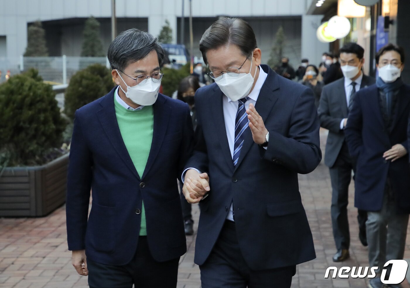 본문 이미지 - 이재명 더불어민주당 대선후보와 김동연 새로운물결 대선후보가 1일 서울 마포구의 한 카페에서 대화를 마치고 함께 발걸음을 옮기고 있다. 2022.3.1/뉴스1 ⓒ News1 국회사진취재단