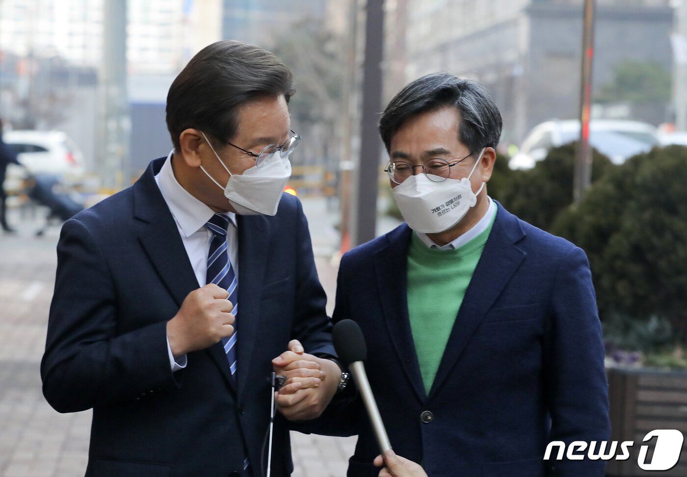 본문 이미지 - 이재명 더불어민주당 대선후보와 김동연 새로운물결 대선후보가 1일 서울 마포구의 한 카페에서 회동을 마치고 취재진의 질문에 답하고 있다. 2022.3.1/뉴스1 ⓒ News1 국회사진취재단